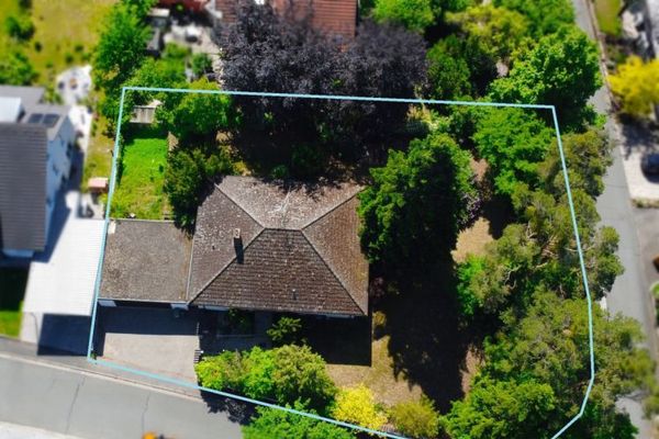 Lotto da sogno di 1.097 m² in posizione eccellente – bungalow con potenziale di ampliamento