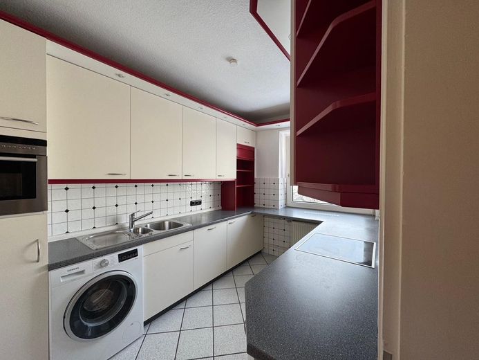 Großzügige 4-Zi.-Whg. (2 2/2 Zi.) mit Balkon/Südlage ; auf großem Grundstück ; provisionsfrei – Küche (li. Seite)