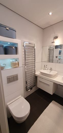 Exklusive, modernisierte und möblierte 2,5-Zimmer DG-Wohnung und Tiefgarage. – Foto 1