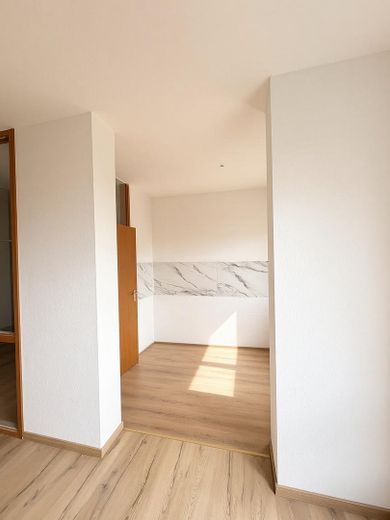 Helle 2-Zimmer-Wohnung in Kornwestheim | Terrasse, Garten, TG, renoviert & E-Rollläden – Offener Küchenbereich