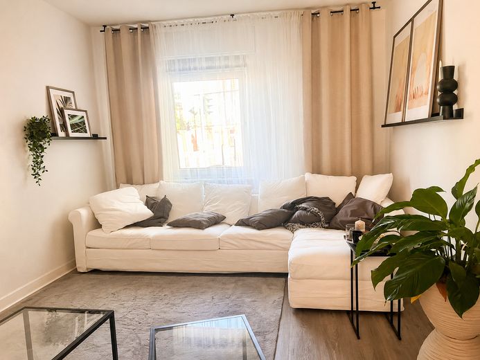 Gepflegte 2½-Zimmer-Erdgeschosswohnung mit großer Wohnküche im 6-Parteienhaus – Wohnzimmer
