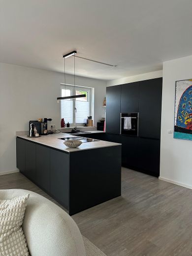 Traumwohnung mit exklusiver Einbauküche und großzügigem Balkon. – Küche 