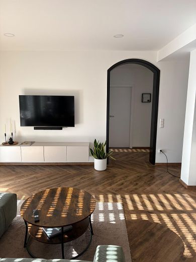 Helle 4-Zimmer Wohnung mit großem Balkon, Garten und Kamin – Wohnzimmer