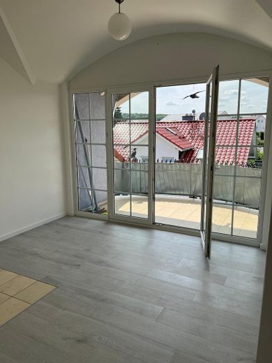 MODERNE 3-ZIMMER-DACHGESCHOSSWOHNUNG MIT BALKON, LOGGIA & EINBAUKÜCHE IN KARBEN – Photo 2