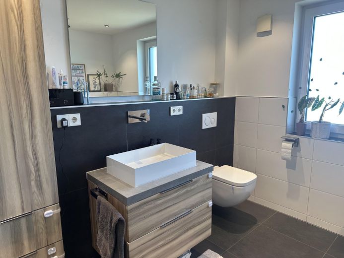 Klimaanlage! Smart-Home Traum in moderner 3-Zimmer Wohnung – Badezimmer 1