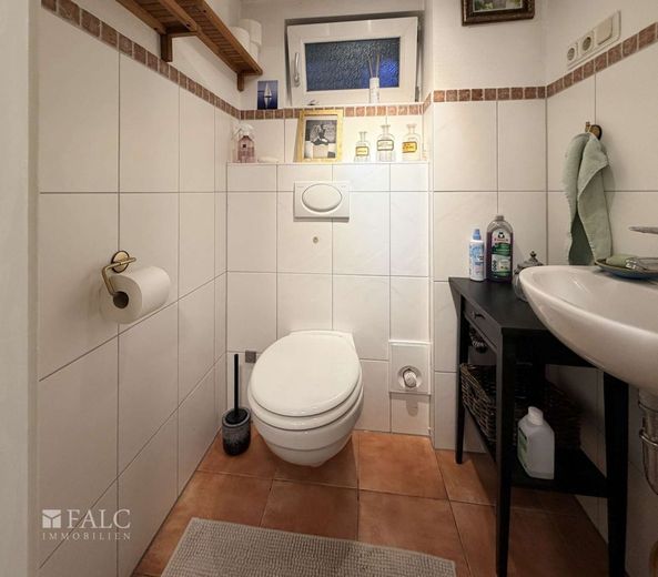 11 Zimmer, großer Garten und viel Potenzial - Haus mit Charakter – Badezimmer