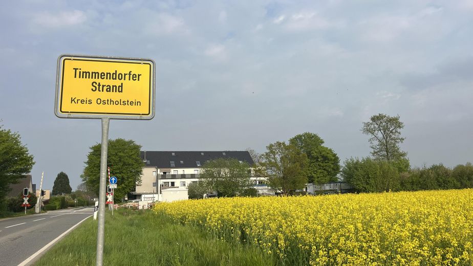 Zu Hause in Timmendorfer Strand – Ortseingang mit Gebäude