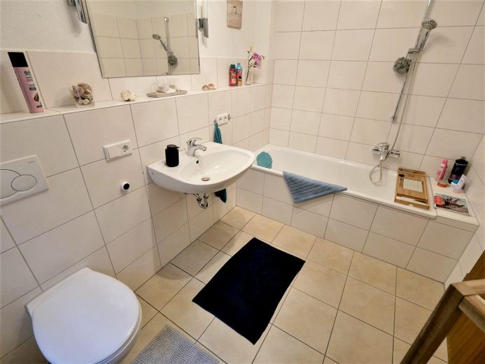 Großzügige 4-Zimmer-Maisonette-Wohnung mit Garten in schöner Lage von Rendsburg – Wannenbad