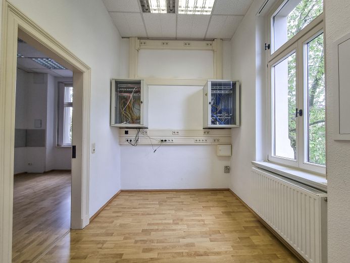 Exklusive Bürofläche in Herrschaftlicher Villa mit Stellplätzen im Hof und Alarmanlage – Foto 28