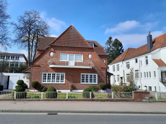 "Villa Rehfuss" Provisionsfreie Stadtvilla mit herrschaftlichem Charme & Top-Anbindung nach Bremen – Frontansicht