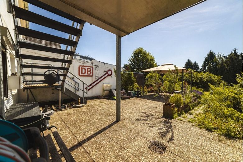 Charmante Doppelhaushälfte mit großem Grundstück und vielseitigem Entwicklungspotenzial – Terrasse