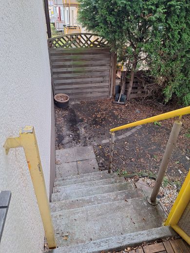 Modernisierte Wohnung mit 2,5 Zimmern, Balkon und Garten (Unterstr. 72) – Balkonabgang zu Garten