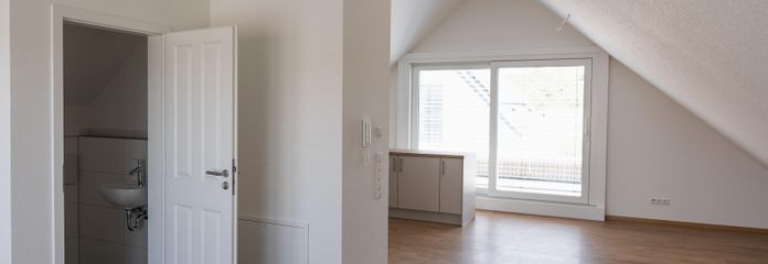 Besondere Maisonette-Wohnung (5,5 Zimmer) mit Balkon, EBK und Stellplatz – Wohnzimmer DG