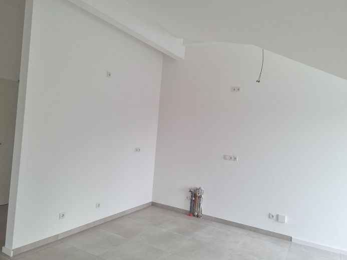 Erstbezug - großzügige bildschöne 3-Zi.-DG-Whg. mit Balkon u. Loggia in Grafing mit Traumblick – großzügiger Küchenbereich