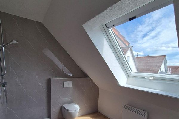 ¡Apartamento de 5 habitaciones en ático recién renovado | Balcón | Cocina equipada | 85 m² | Jura de Suabia | sin comisión