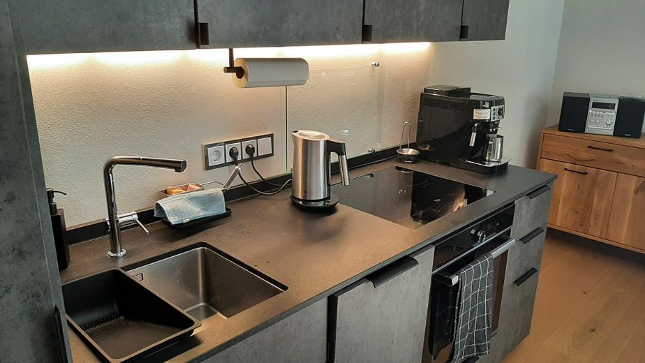 Moderno, pregiato e tranquillo appartamento di 2 locali COMPLETAMENTE ATTREZZATO con ampio balcone esposto a sud a Murnau-Moosrain – Küche