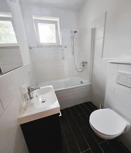 Mehrgenerationenhaus 371 m², Waldidyll am Flughafensee + Aufstockungspotenzial um 155 m² – Wannenbad