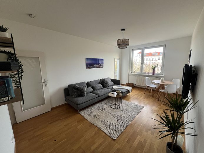 de particulier : libre d’occupation ou rendement de 5 %, emplacement privilégié : appartement 2 pièces avec balcon, ascenseur, place de parking, à proximité du canal – Wohnzimmer