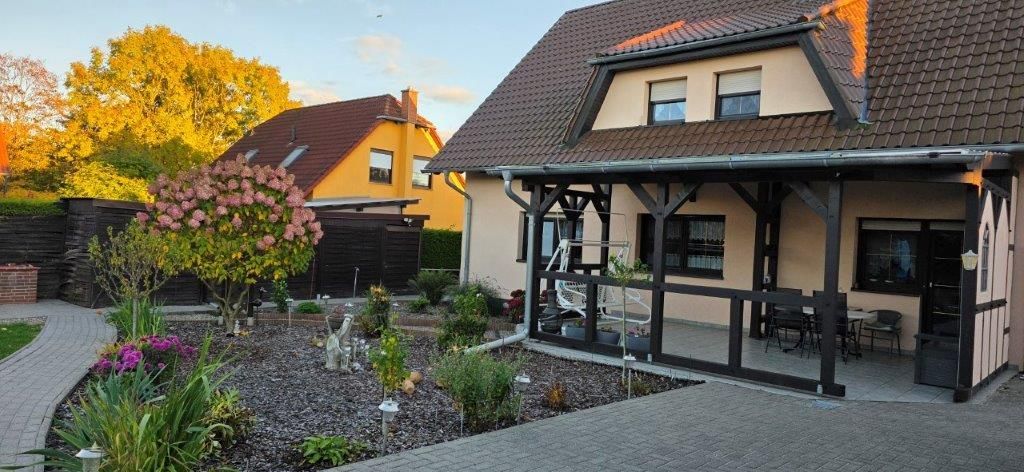 Haus mit Einliegerwohnung -sofort verfügbar- in 16278 Pinnow sucht neuen Besitzer – überdachte Terrasse