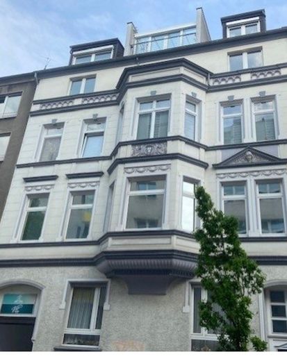 Odnowione mieszkanie w starej zabudowie z dużym balkonem, kuchnią i garażem w dzielnicy klinik – Foto 1
