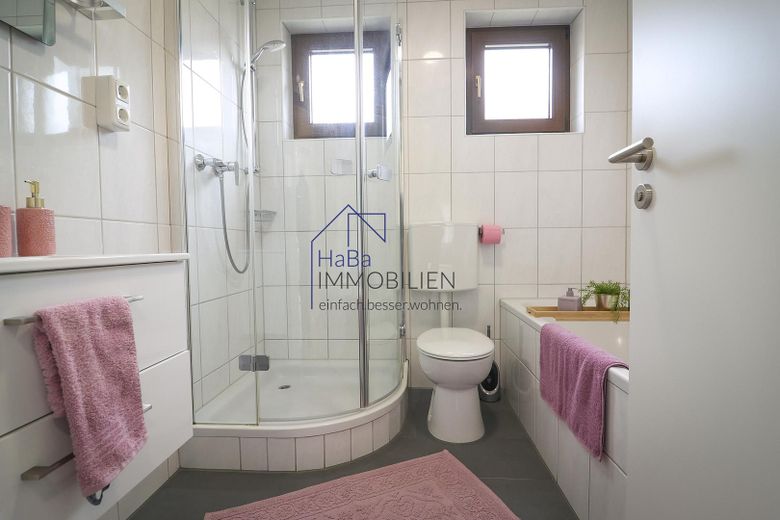 Tageslichtbad mit Wanne Dusche