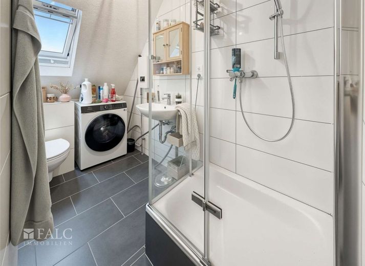 Top Kapitalanlage - kleine feine Eigentumswohnung im Zentrum – Badezimmer - (KI generiert)