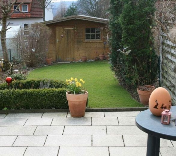 Großzügiges Reihenmittelhaus in ruhiger Wohnlage – Terrasse mit Gartenhaus