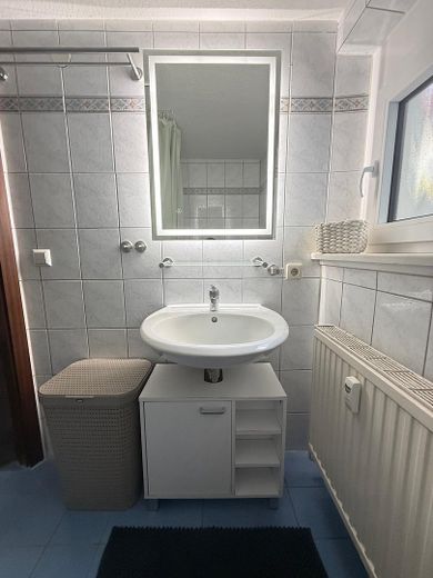 WOW! Lichte en gerenoveerde 1,5-kamerwoning met nieuwe keuken om je thuis te voelen – Modernes Bad/ WC