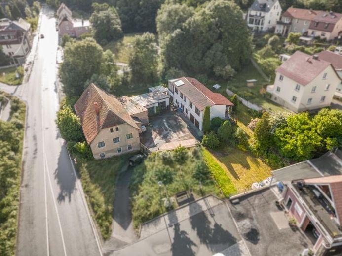 Mieszkanie na jednym poziomie! Dom główny z ogrodem zimowym, 3 garaże i ogromna działka – Zdjęcie 1