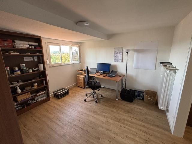 Zimmer mit Einbauregal