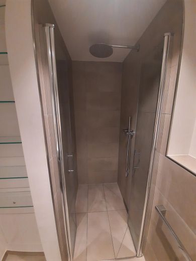Modernes Apartment im Neubau im Gallusviertel, Monatsweise – Dusche