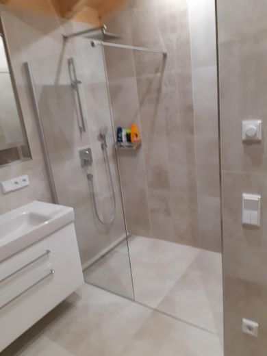 SENZA PROVVIGIONE: Moderna casa in legno "a basso consumo energetico A+" su terreno in enfiteusi nella splendida regione del Chiemgau – Badezimmer im OG-1