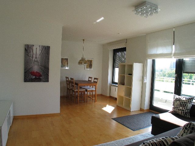 Möblierte Single-Wohnung für 1 Person Nichtraucher/in – Wohnzimmer zu Küche