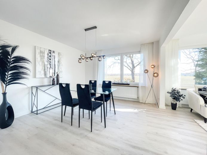 Großzügiges Esszimmer