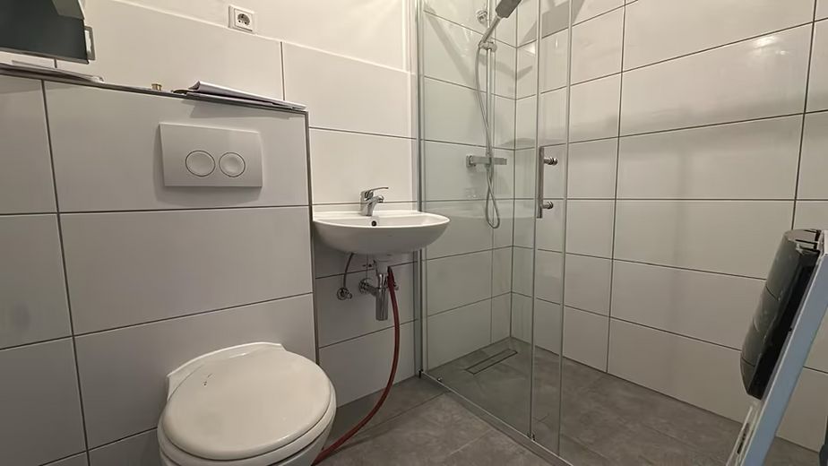 Kernsanierte 2-Zimmer-Erdgeschosswohnung mit Gartennutzung & optionaler Garage – Foto 5
