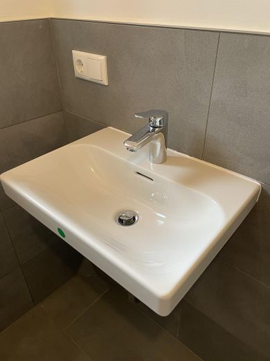 Sofort frei & ohne Provision - Renovierte 3-Zimmer-Wohnung mit Balkon – U-Bahn um die Ecke – Bad Detail