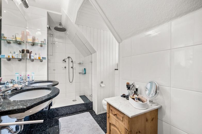 Schönes Einfamilienhaus in idealer Lage – OG Bad
