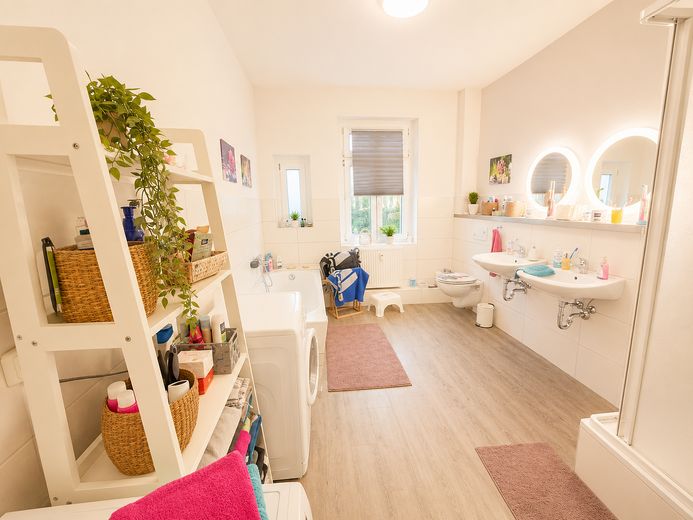 viel Platz mit Badewanne