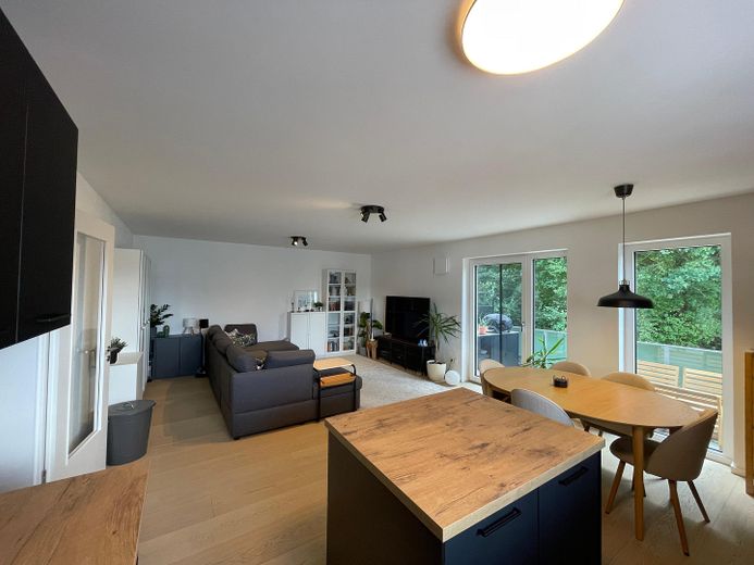 Design trifft Nachhaltigkeit: Exklusive 3-Zimmer-Neubauwohnung mit Kochinsel & PV-Anlage – Blick zum Wohnbereich 