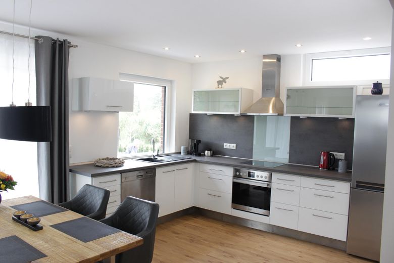 Tolle Terrassen-Wohnung, schönes Grundstück am Naturschutzgebiet – Whg EG Haus links Küche