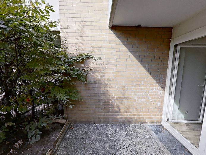 Moderno apartamento de 2 habitaciones con terraza privada y bañera en el sur de Burgdorf – Ansicht II: Terrasse