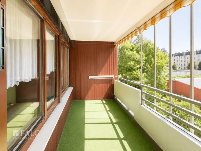 Gepflegte 2-Zimmer-ETW mit Balkon, Stellplatz und EBK - ideal für Eigennutzer und Kapitalanleger – Balkon mit Sonnenschutz (eingerollt)