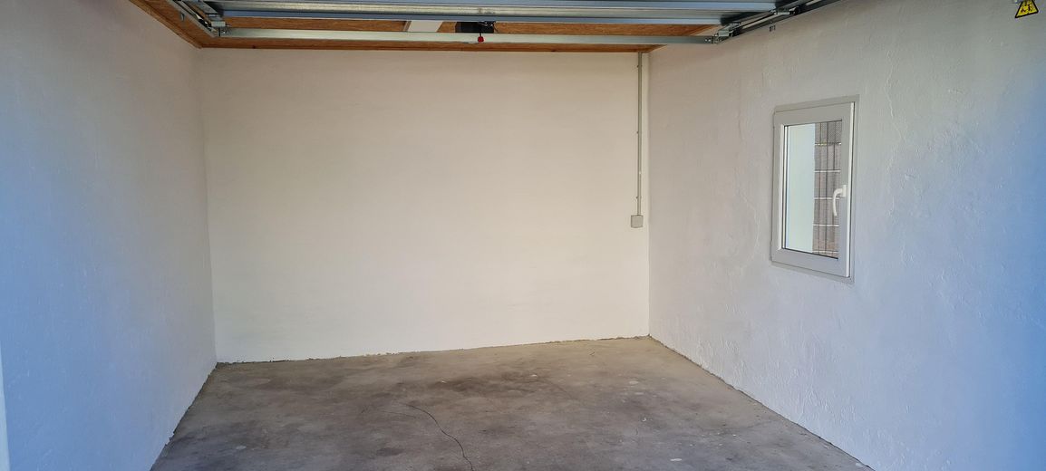 More than a house: exceptional property with plenty of space for living, working and your own ideas – Garage rechts