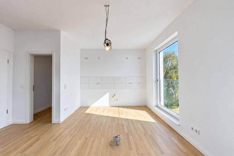 Appartamento molto luminoso, dalla disposizione moderna, con balcone (un tocco di Skywalk), garage incluso – Wohn-/Eßbereich
