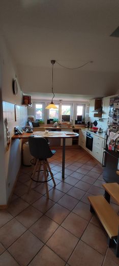 Bellissimo appartamento mansardato di circa 81,00 m² in vendita a Wunstorf / Luthe – Blick in die offene Küche