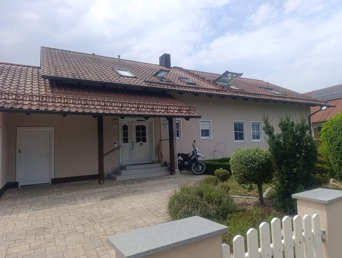 Zweifamilienhaus mit 302 m² Wohnfläche in Wildenberg – Hausansicht