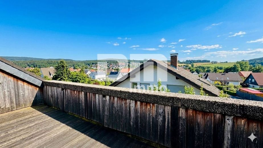 Gepflegtes 1 bis 2 Familienhaus in gesuchter Ortsrandlage mit Panoramablick – OG / DG Balkon Panorama