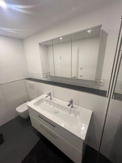 Modernes 2,5-Zi.-Penthouse mit Aufzug & Stellplatz – Solingen-Ohligs – Bad