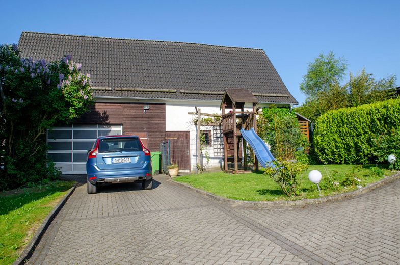 Einfamilienhaus m. energetischen Raffinessen! Prov-Frei! – Frontansicht Nebengebäude