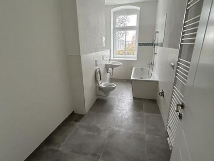Zweitbezug nach San.! Kompakte 3-Zi mit EBK, Laminat, offener Küche und Wanne – Foto 1